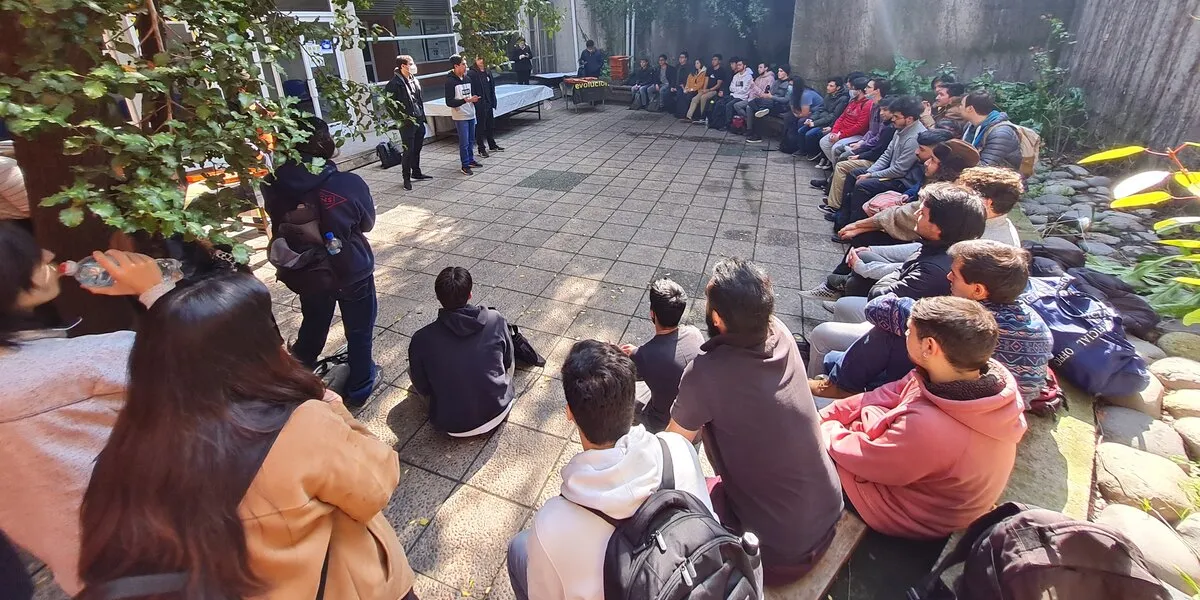 Circulo de personas atentos a la directiva del capítulo